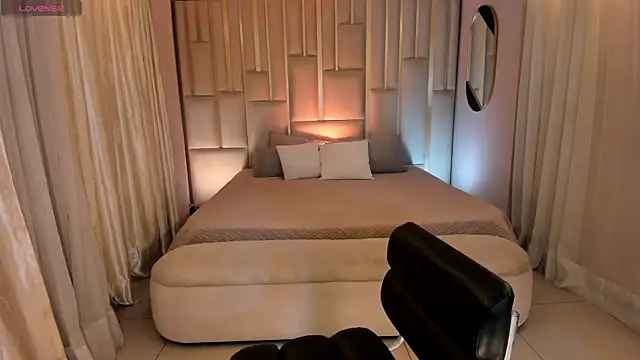 BeccaBaxter online show from October 5, 2025, 12:40 pm