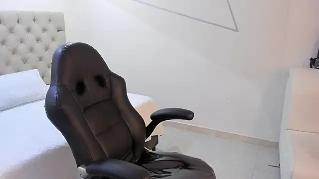 JhoanLeandro online show from January 14, 2026, 5:00 am