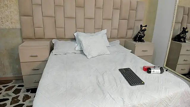 JhoanLeandro online show from October 13, 2025, 10:10 pm