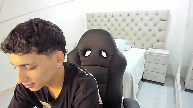 JhoanLeandro online show from November 10, 2025, 5:12 am