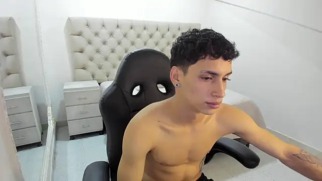 JhoanLeandro online show from October 30, 2025, 5:17 am