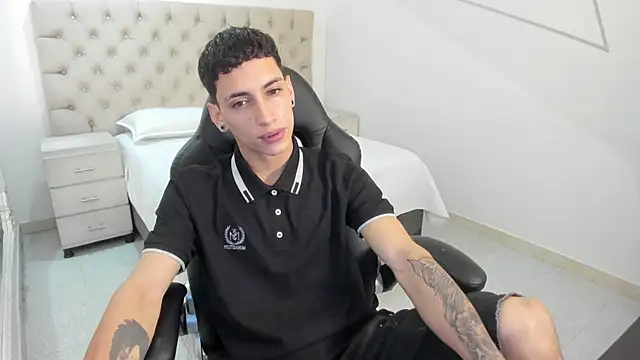 JhoanLeandro online show from October 2, 2025, 4:49 am