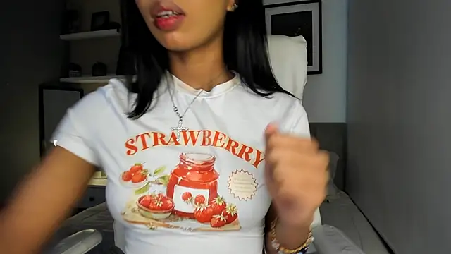 Gigi Strawberry online show from October 15, 2025, 4:55 am