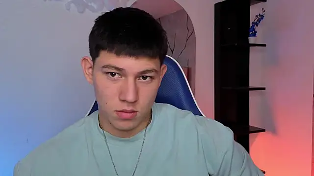 Snapshot of JamesCr_ chatting on August 5, 2026, 12:21 pm JamesCr online show from August 5, 2026, 12:21 pm