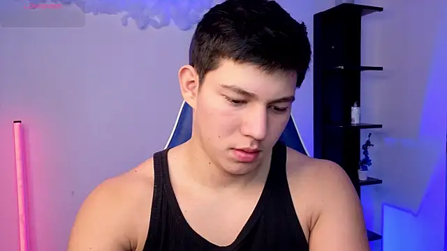Snapshot of JamesCr_ chatting on July 2, 2026, 12:11 pm JamesCr online show from July 2, 2026, 12:11 pm