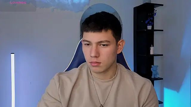JamesCr  online show from June 19, 2026, 12:33 pm