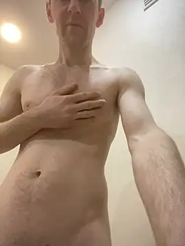 LynnAhNight online show from February 4, 2026, 3:23 am