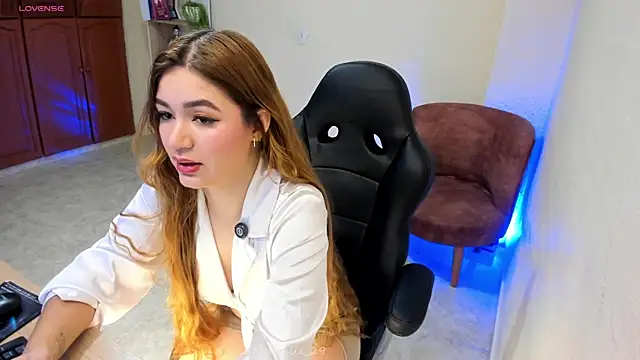 Nathalie 29 online show from May 13, 2026, 1:29 pm