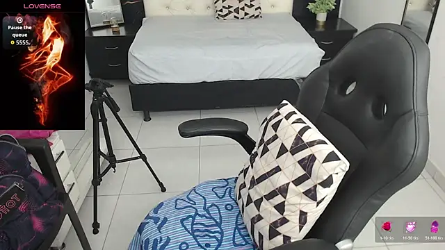 Aaliyah11 online show from October 28, 2025, 1:17 am