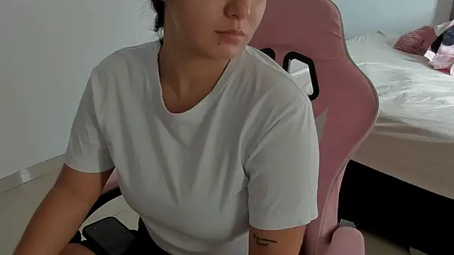 Anniferreira2 online show from October 23, 2025, 7:23 pm