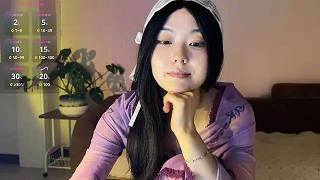 nanaliu6 online show from October 13, 2025, 1:12 pm