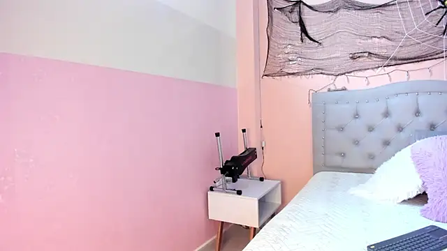 littletammy4u  online show from November 2, 2025, 2:11 pm