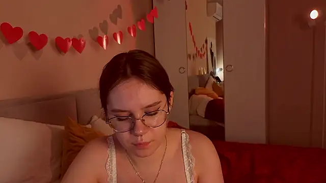 Mia Luw online show from March 15, 2026, 10:33 am