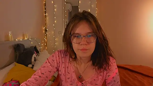 Mia Luw online show from December 21, 2025, 3:41 am