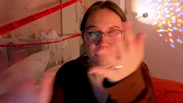 Mia Luw online show from November 2, 2025, 5:40 pm