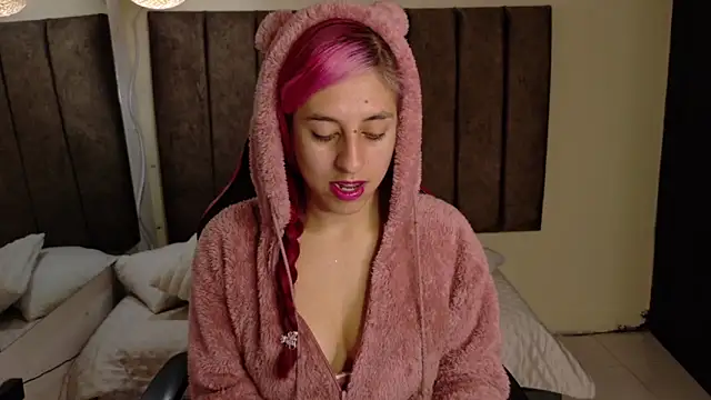 Alektra bryce online show from November 10, 2025, 7:41 pm