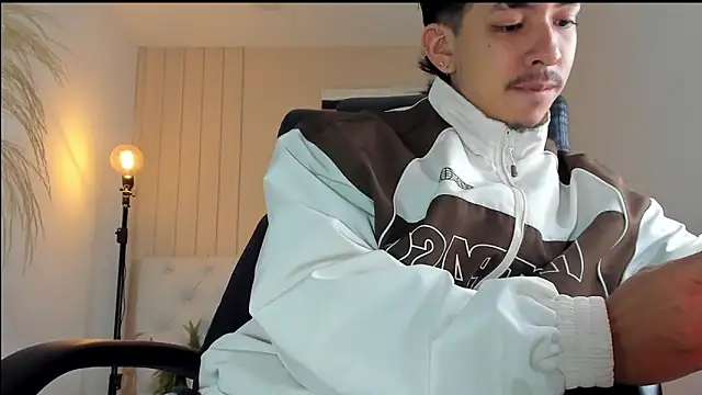 ISAAC CRYSTON online show from November 28, 2025, 8:31 pm