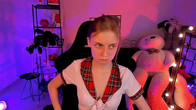 KiraMontoya online show from February 17, 2025, 3:00 pm