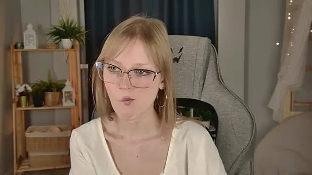 KiraMontoya online show from July 25, 2026, 11:55 pm