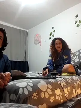 jeans and emma online show from November 24, 2025, 10:59 am