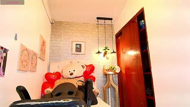 tylla  online show from March 19, 2025, 3:30 am