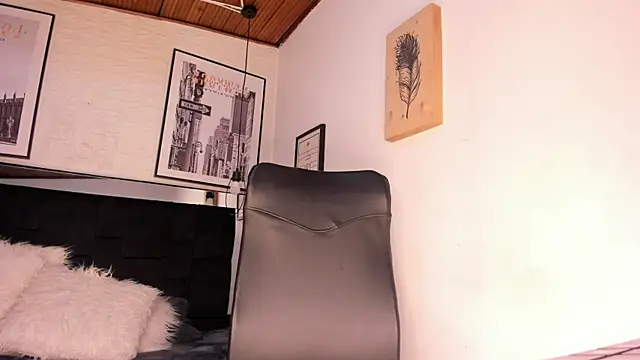 tylla  online show from December 20, 2025, 4:04 am