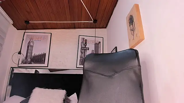 tylla  online show from January 10, 2026, 7:53 pm