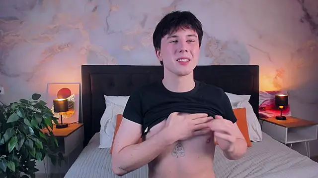 AdrianoAubert online show from November 11, 2025, 3:23 am