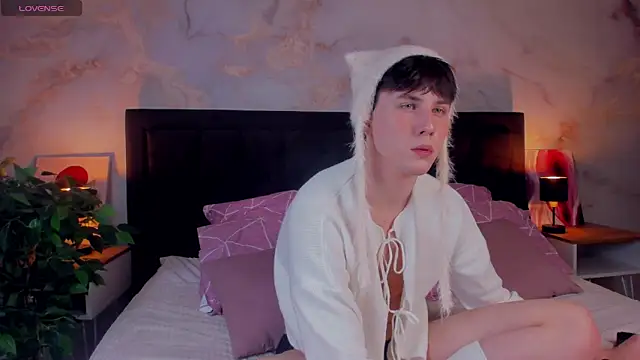 AdrianoAubert online show from November 17, 2025, 10:52 am