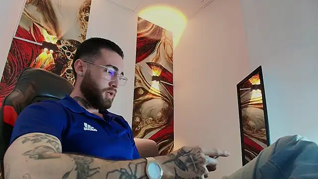 Luke davis01 online show from November 18, 2025, 2:42 pm