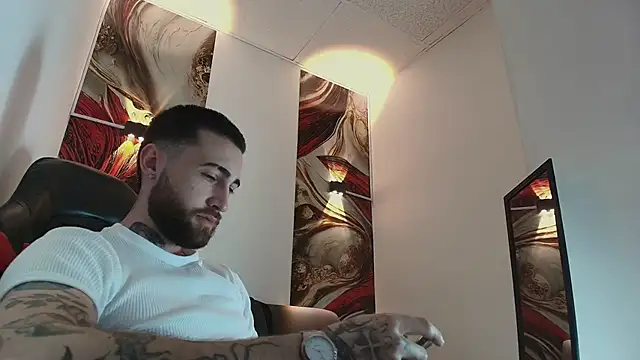 Luke davis01 online show from December 16, 2025, 1:04 pm