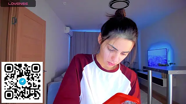 EmiliaZen online show from November 3, 2025, 1:26 pm