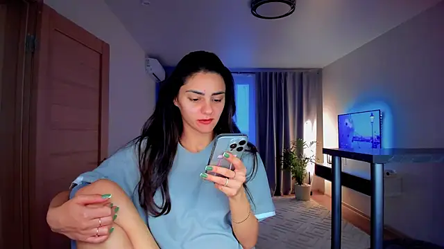 EmiliaZen online show from October 7, 2025, 2:40 pm