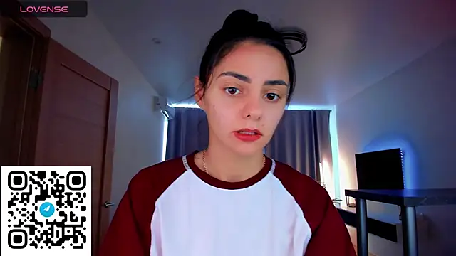 EmiliaZen online show from September 17, 2025, 1:02 pm