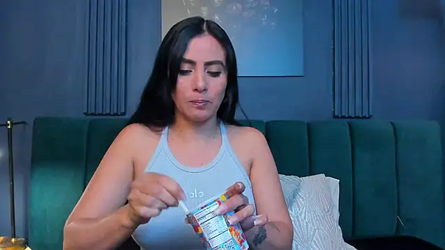 scarlet edwars online show from November 29, 2025, 5:02 pm