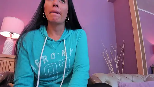 scarlet edwars online show from March 7, 2025, 6:33 pm