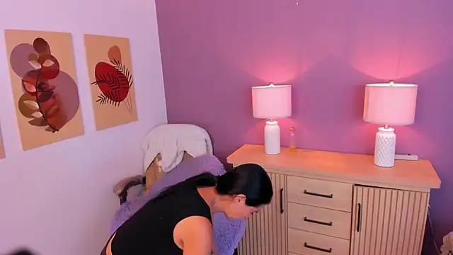 scarlet edwars online show from March 3, 2025, 6:24 pm