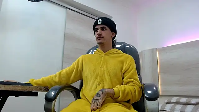 Dirty Kingg online show from March 19, 2025, 8:43 pm