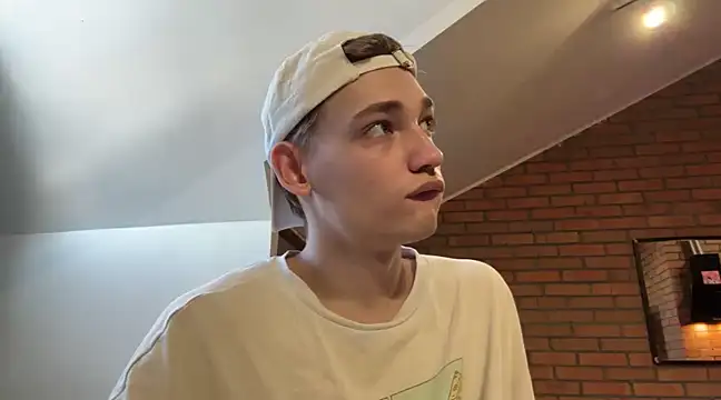 Snapshot of Julian_wins chatting on February 24, 2025, 8:06 am Julian wins online show from February 24, 2025, 8:06 am