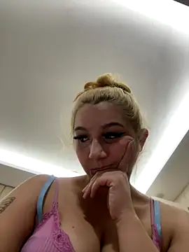 hotamanda01 online show from October 3, 2025, 9:05 pm