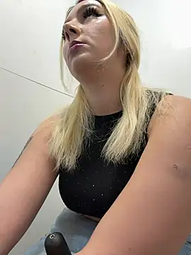 hotamanda01 online show from January 14, 2026, 8:01 pm