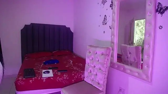 Snapshot of moree_Queen chatting on October 8, 2025, 7:25 pm moree Queen online show from October 8, 2025, 7:25 pm