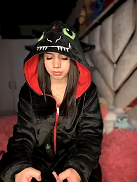 Laura-Khalifa online show from November 11, 2025, 5:46 am