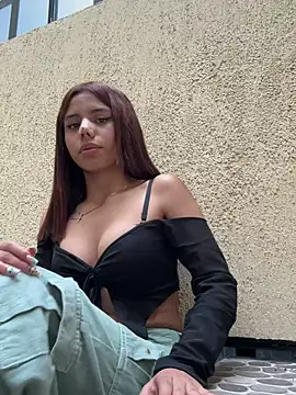 Laura-Khalifa online show from February 24, 2025, 9:41 pm