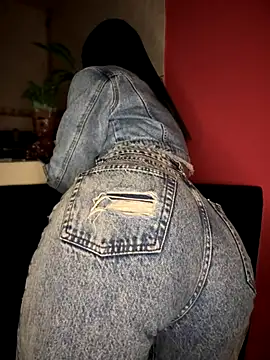 Laura-Khalifa online show from September 12, 2025, 6:02 am