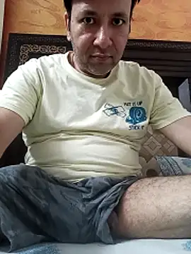 innocentboy1987 online show from May 17, 2026, 4:40 pm