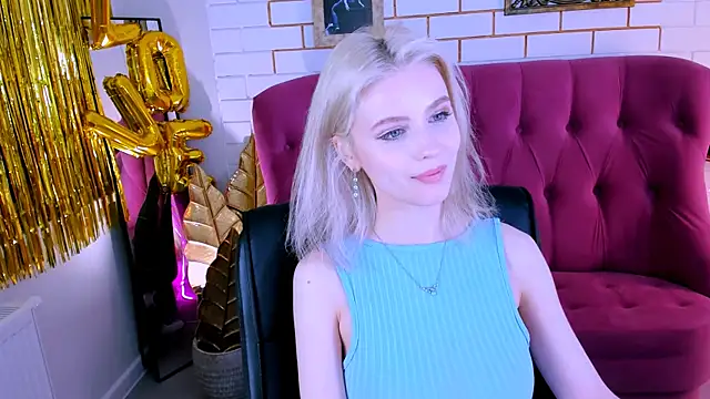 Snapshot of LeonaStane chatting on February 24, 2025, 12:30 am LeonaStane online show from February 24, 2025, 12:30 am