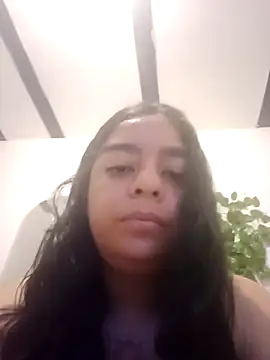lauravince online show from May 27, 2026, 11:45 pm