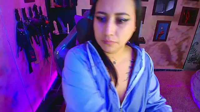 Snapshot of cherryy_bombshelll chatting on October 29, 2025, 5:56 pm cherryy bombshelll online show from October 29, 2025, 5:56 pm