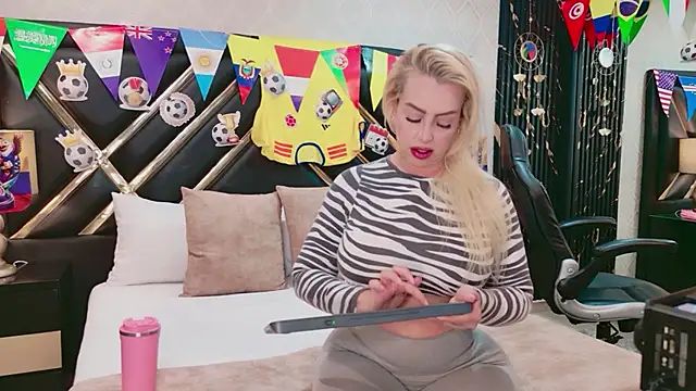 Snapshot of SophieWinsloow chatting on July 2, 2026, 12:22 pm SophieWinsloow online show from July 2, 2026, 12:22 pm